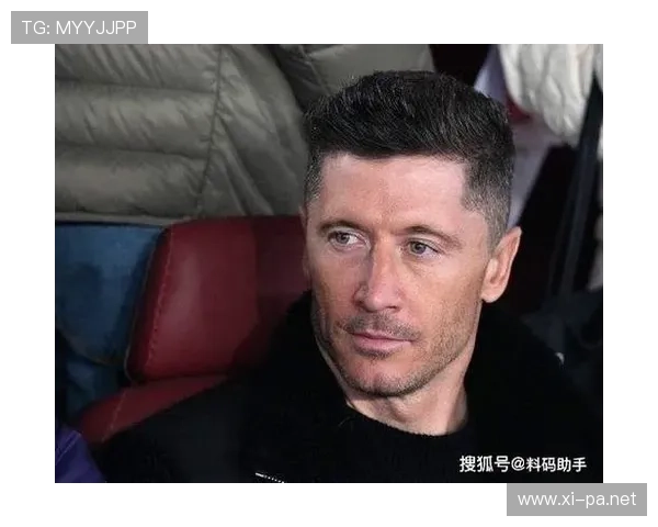 莱万多夫斯基与凯恩对比：全能中锋与终结机器的核心差异解析