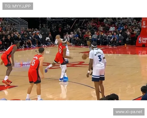 戈贝尔更主动挡拆后滚，压制对方内线效率