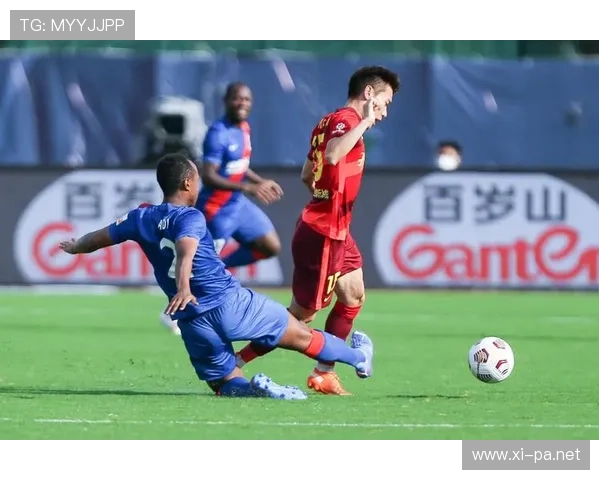 铲球先触球为何仍被判犯规？规则如何界定“带人”动作